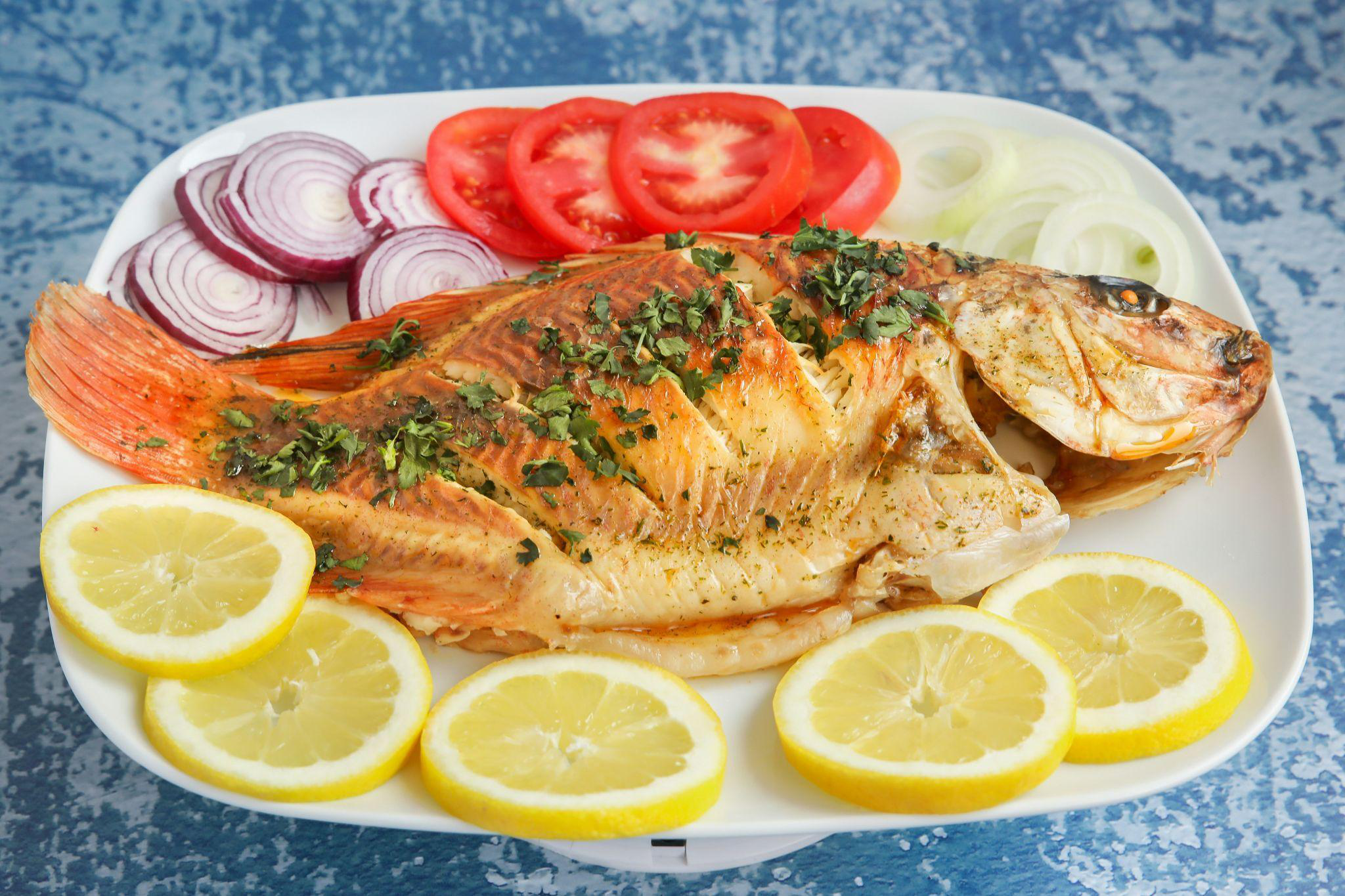 African fish served with sliced lemons